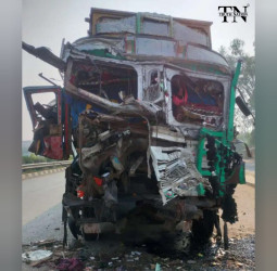 वाराणसी में दर्दनाक हादसा: खड़ी ट्रक से टकराई दूसरी ट्रक, चालक की मौत, खलासी घायल।