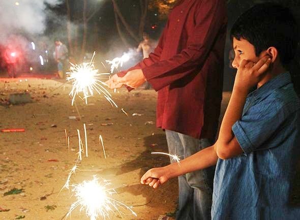 "दिवाली पर पटाखों से हादसा: PGIMER में इलाज के लिए पहुंचे 21 लोग, बच्चों की संख्या अधिक।