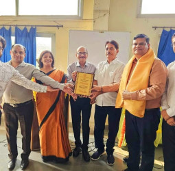 वाराणसी: धीरेन्द्र महिला पीजी कॉलेज में 'जनसंपर्क' पर कार्यशाला, विशेषज्ञों ने बताएं ब्रांड छवि बनाने के अनोखे तरीके; छात्रों को मिला विशेष सम्मान।