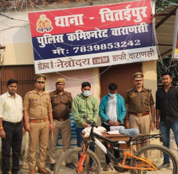 Varanasi News: भेलूपुर पुलिस के हत्थे चढ़े शातिर चोर, लैपटॉप और पायल समेत चोरी का सामान बरामद।