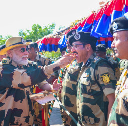 PM Modi Diwali: कच्छ में जवानों के बीच PM मोदी ने मनाई दिवाली, मिठाई खिलाकर बढ़ाया हौसला!