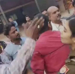 यूपी : वाराणसी जेल में हत्या के आरोपी कैदी की संदिग्ध मौत, परिजनों ने पुलिस पर लगाए गंभीर आरोप, दरोगा को जड़ा थप्पड़!