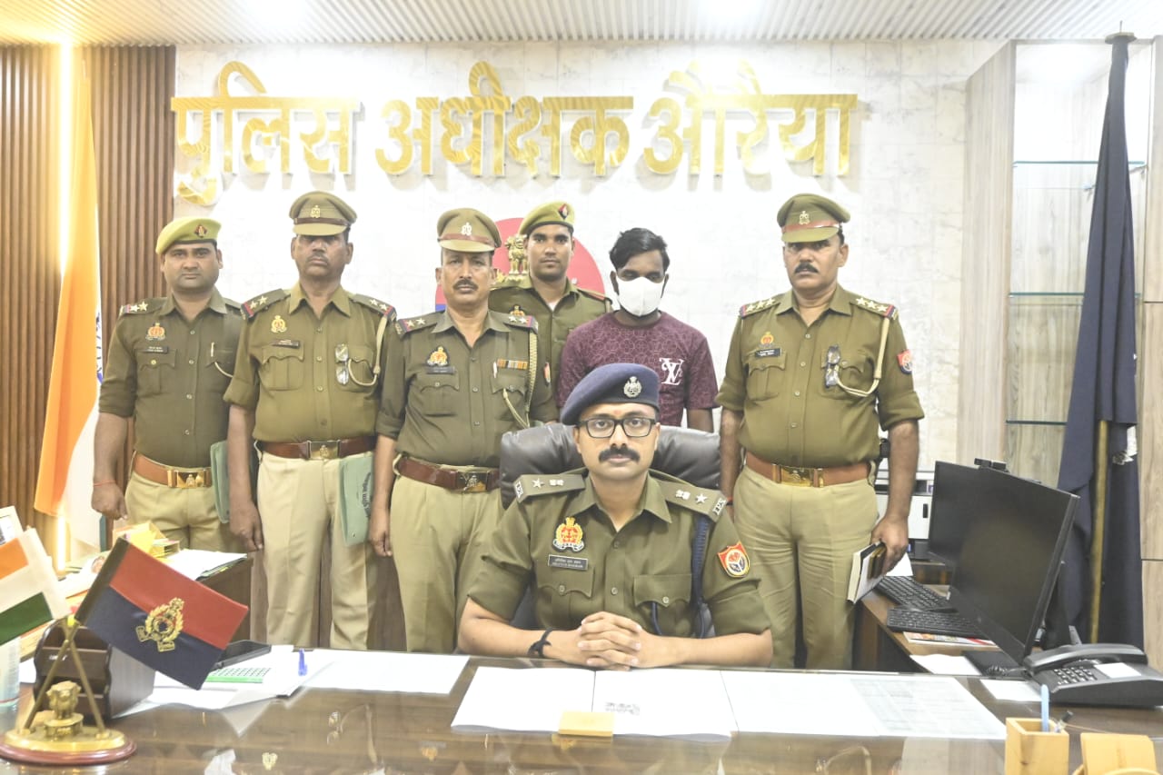 कानपुर में पुलिस का बड़ा एक्शन: शातिर वाहन चोर राजीव यादव गिरफ्तार, तीन चोरी की बाइक और अवैध हथियार बरामद।