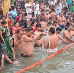 वाराणसी: देवउठनी एकादशी पर गंगा घाटों पर उमड़ा श्रद्धालुओं का सैलाब, श्री हरि के जागरण के साथ शुरू होंगे मांगलिक कार्य!