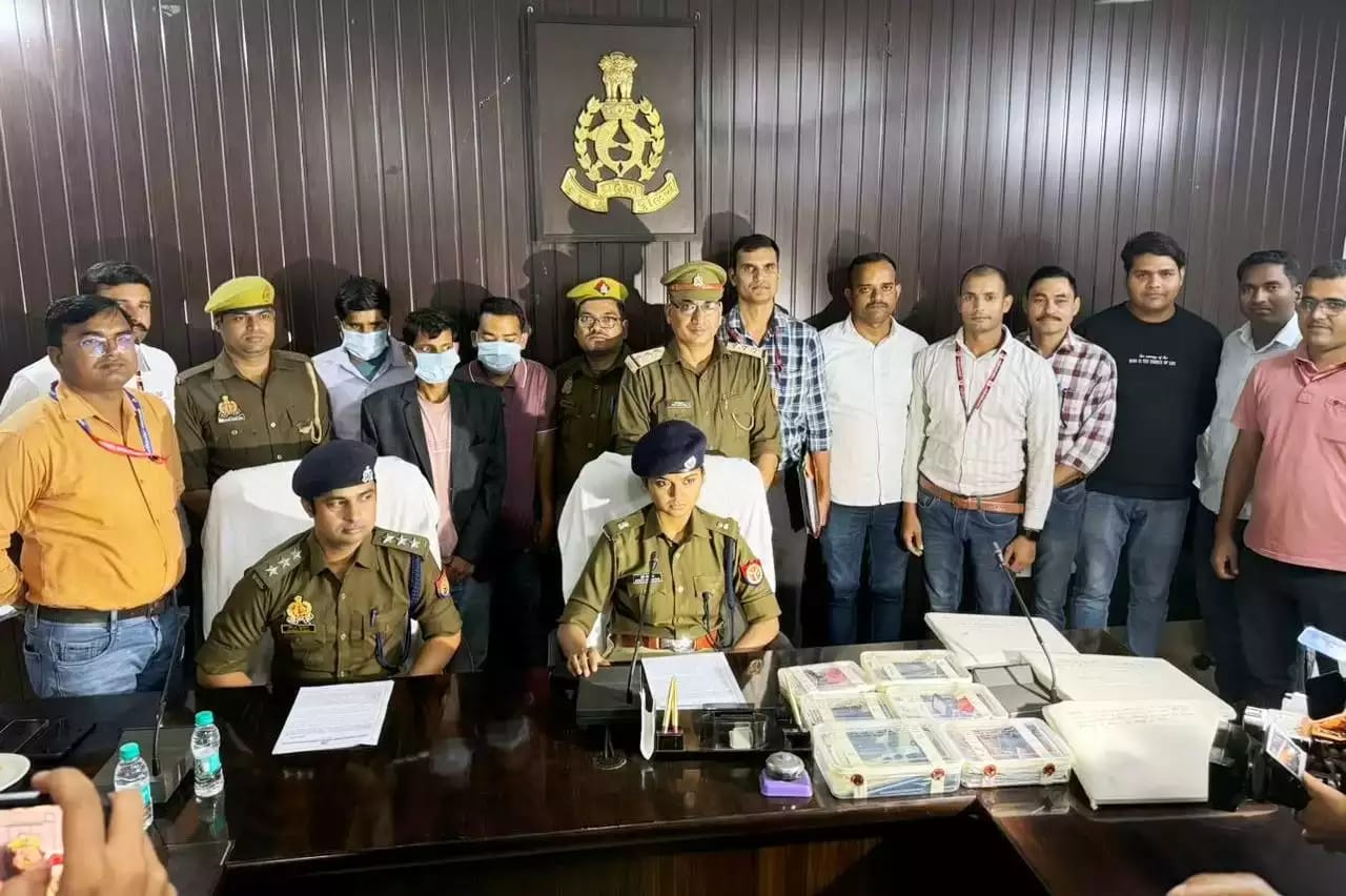 वाराणसी पुलिस की बड़ी सफलता: नोएडा से फर्जी नौकरी और लोन ठगी करने वाले अंतरराष्ट्रीय साइबर गैंग के तीन आरोपी गिरफ्तार।