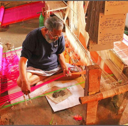 वाराणसी के बुनकरों को मिलेगी ऑनलाइन बाजार की सुविधा, विकसित होगा मार्केटिंग ऐप, 7 करोड़ की परियोजना मंजूर; जाने इतिहास।