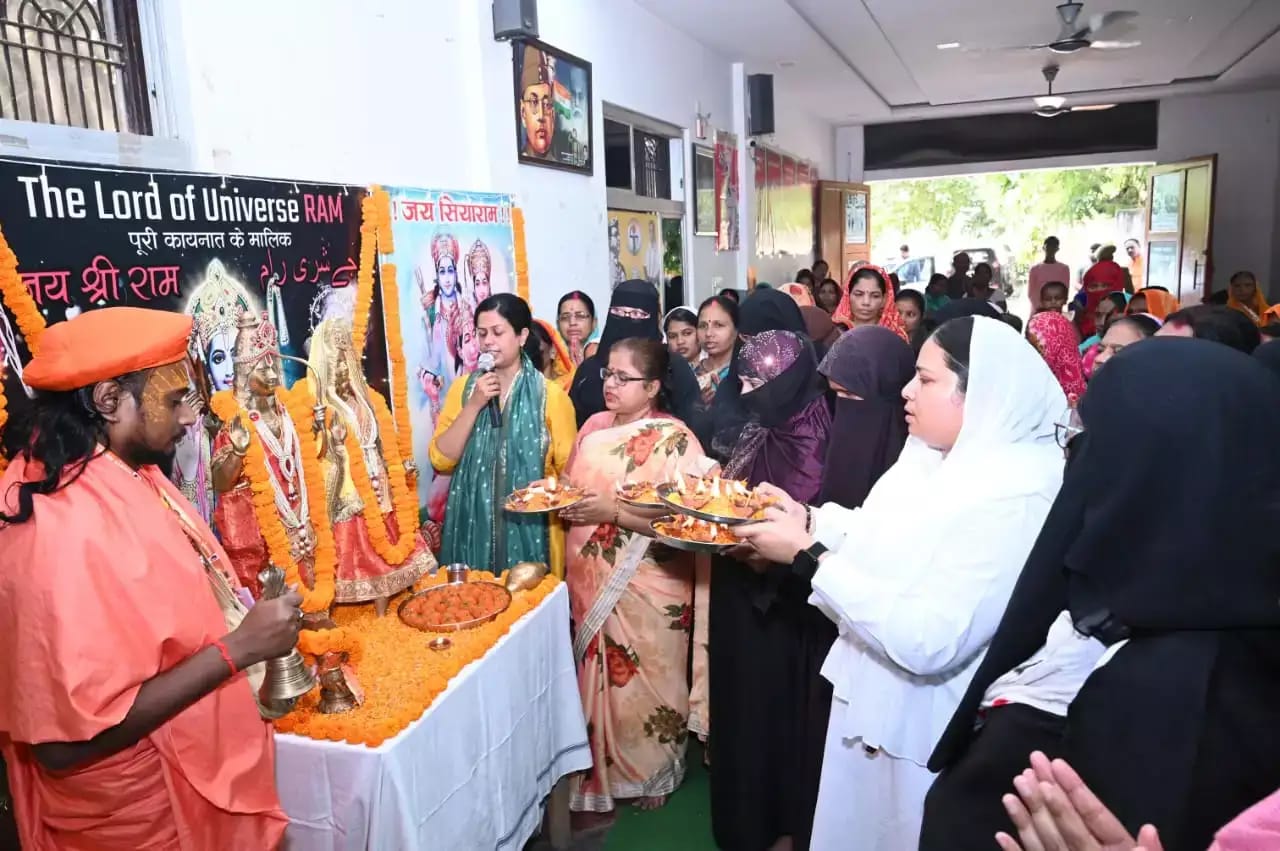 दीपावली पर वाराणसी में मुस्लिम महिलाओं ने उतारी भगवान राम की आरती, भाईचारे का दिखा अनूठा उदाहरण।