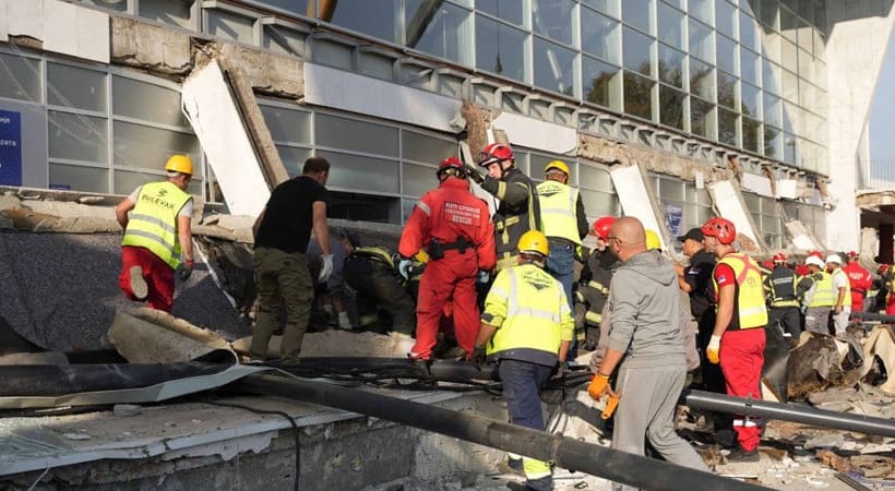 सर्बिया में रेलवे स्टेशन पर भीषण हादसा, छत गिरने से 11 लोगों की मौत, कई घायल।