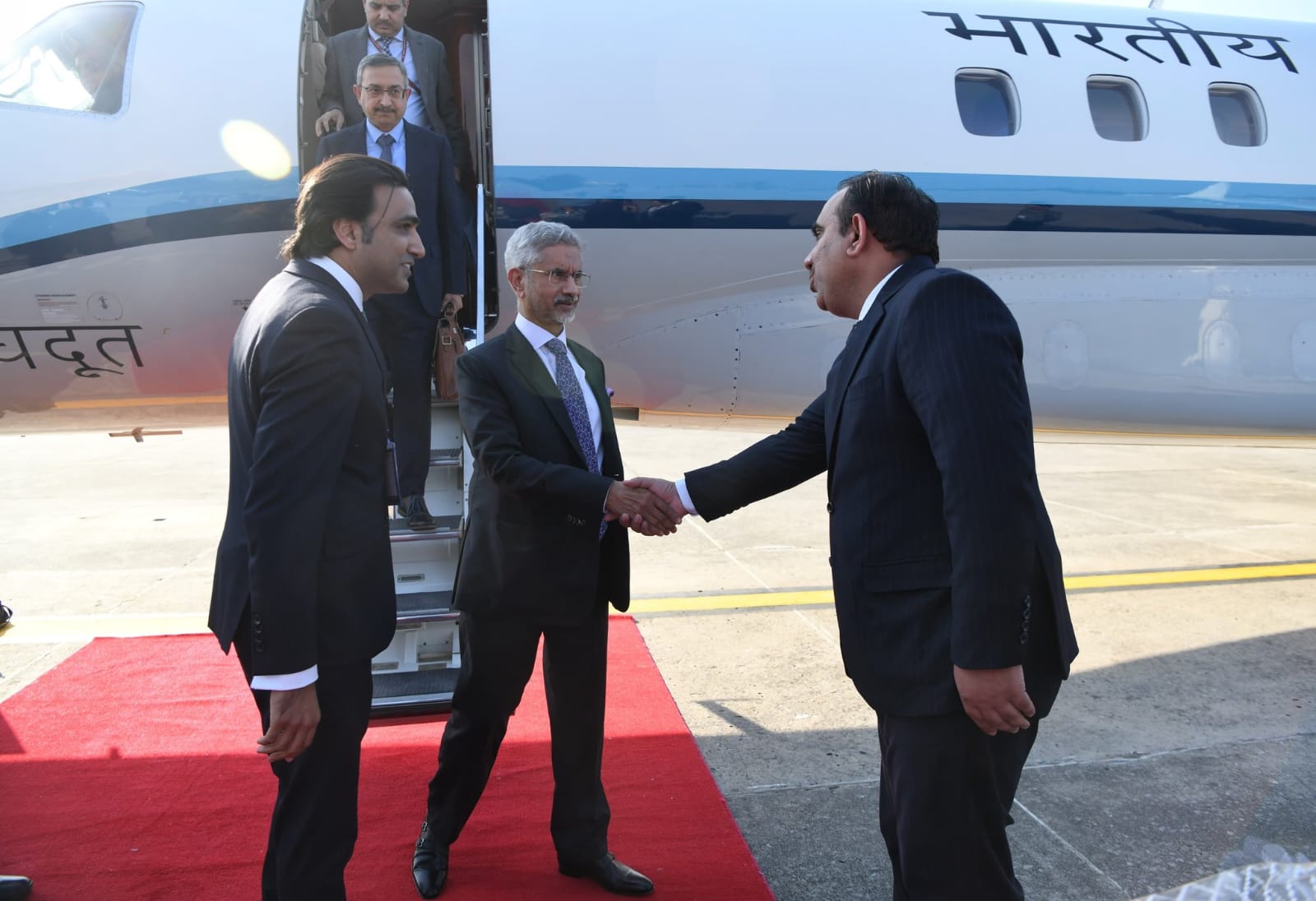 9 साल बाद भारतीय विदेश मंत्री का पाकिस्तान दौरा, डॉ. एस जयशंकर शिखर वार्ता के लिए इस्लामाबाद पहुंचे।