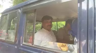 Varanasi News: काशी में मंदिरों से साईं मूर्ति हटाने वाला अजय शर्मा गिरफ्तार: पुजारी ने दर्ज कराई FIR, रात 2 बजे सादी वर्दी में उठा ले गई पुलिस।