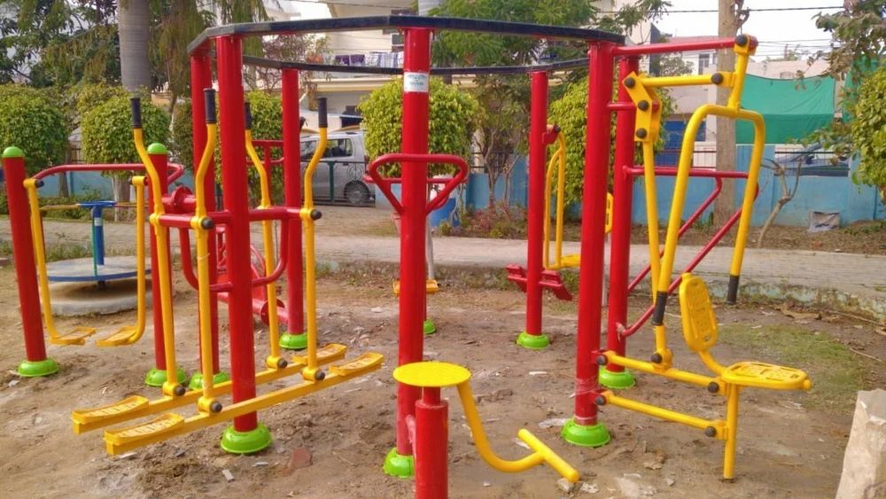 दिल्ली के पार्क में दर्दनाक हादसा, ओपन जिम का उपकरण सीने पर गिरने से 4 वर्षीय बच्चे की मौत; लापरवाही पर उठे सवाल।