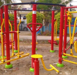 दिल्ली के पार्क में दर्दनाक हादसा, ओपन जिम का उपकरण सीने पर गिरने से 4 वर्षीय बच्चे की मौत; लापरवाही पर उठे सवाल।