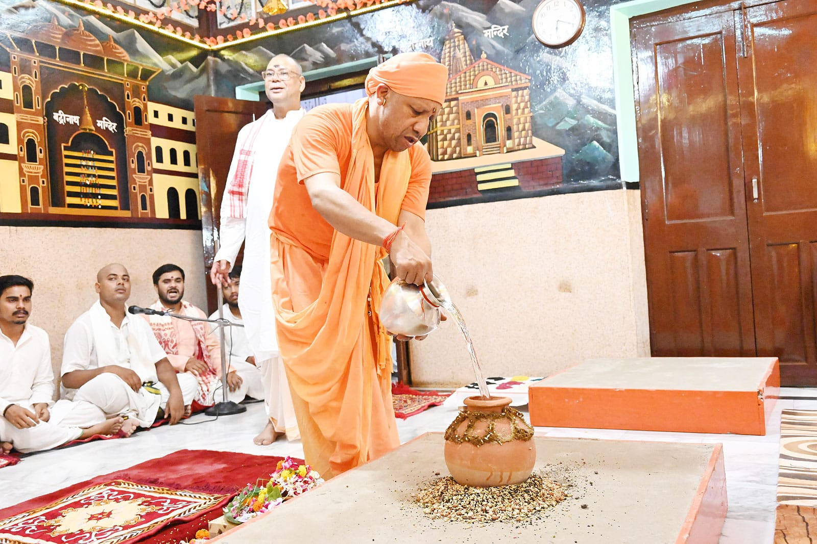 यूपी : मुख्यमंत्री योगी आदित्यनाथ ने गोरखनाथ मंदिर में की कलश स्थापना, मां शैलपुत्री की पूजा।