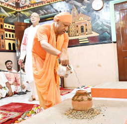 यूपी : मुख्यमंत्री योगी आदित्यनाथ ने गोरखनाथ मंदिर में की कलश स्थापना, मां शैलपुत्री की पूजा।