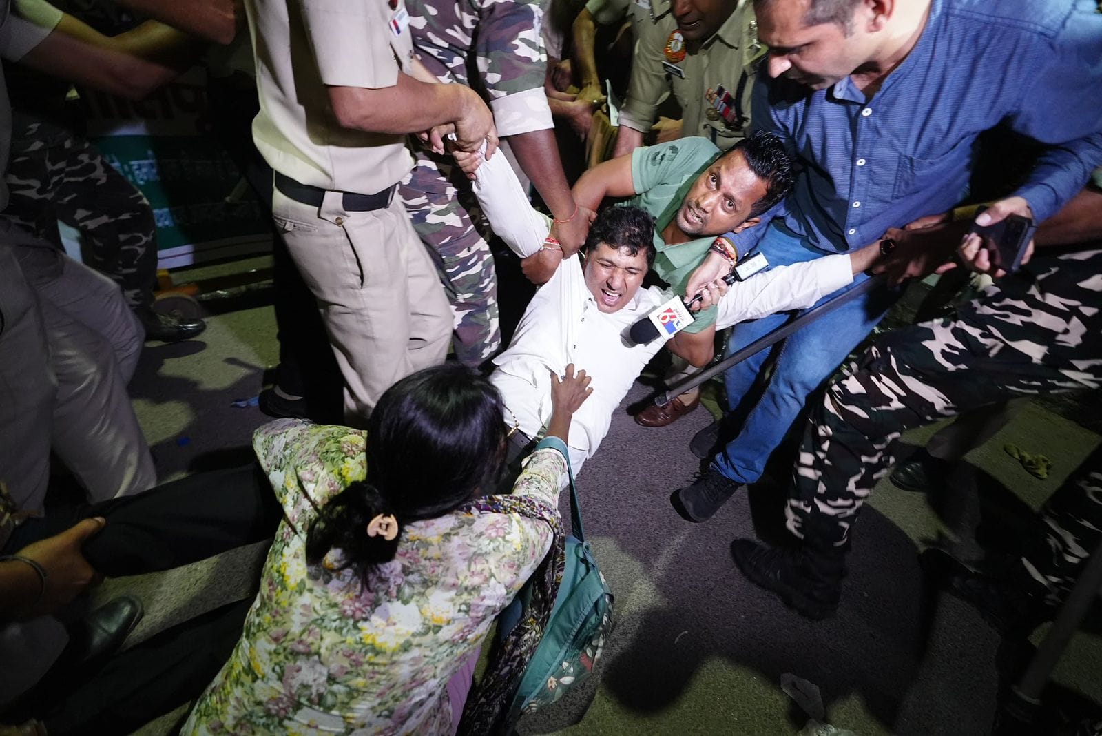 दिल्ली में बस मार्शल्स के लिए AAP का हल्ला बोल, मंत्री सौरभ भारद्वाज पुलिस हिरासत में!