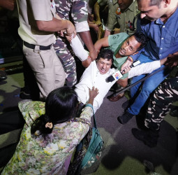 दिल्ली में बस मार्शल्स के लिए AAP का हल्ला बोल, मंत्री सौरभ भारद्वाज पुलिस हिरासत में!