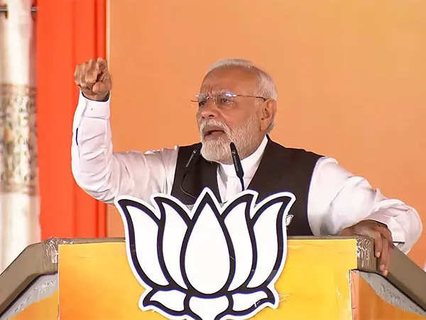 'हम बंटेंगे तो बांटने वाले महफिल सजाएंगे, PM मोदी बोले- कांग्रेस को अब अर्बन नक्सल का गैंग चला रहा है।