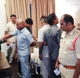 आंध्र प्रदेश के तिरुपति में तीन होटलों को मिली बम से उड़ाने की धमकी, पुलिस ने किया सुरक्षा जांच।