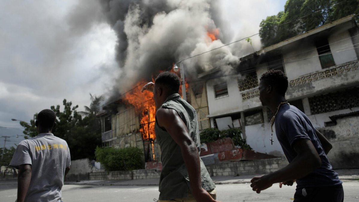 हैती में गिरोह के हमले से दहशत: 20 से अधिक लोगों की मौत, 50 घायल; क्षेत्र में लोगों ने छोड़ा घर।