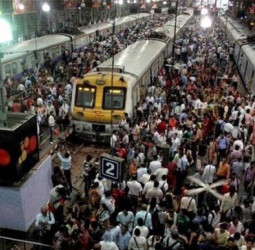 मुंबई के बांद्रा रेलवे स्टेशन पर मची भगदड़, 9 यात्री घायल, दो की हालत गंभीर; दिवाली के लिए घर जाने को उमड़े थे लोग।