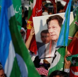 इमरान खान के हजारों समर्थक सड़कों पर, पंजाब में 700 से ज्यादा गिरफ्तार! न्यायपालिका की स्वतंत्रता के लिए राष्ट्रव्यापी प्रदर्शन।