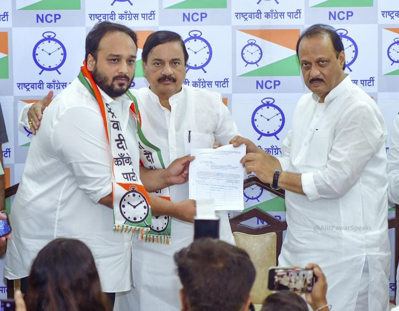 जीशान सिद्दीकी ने कांग्रेस छोड़कर NCP में ली एंट्री, बांद्रा पूर्व से चुनावी मिला टिकट।