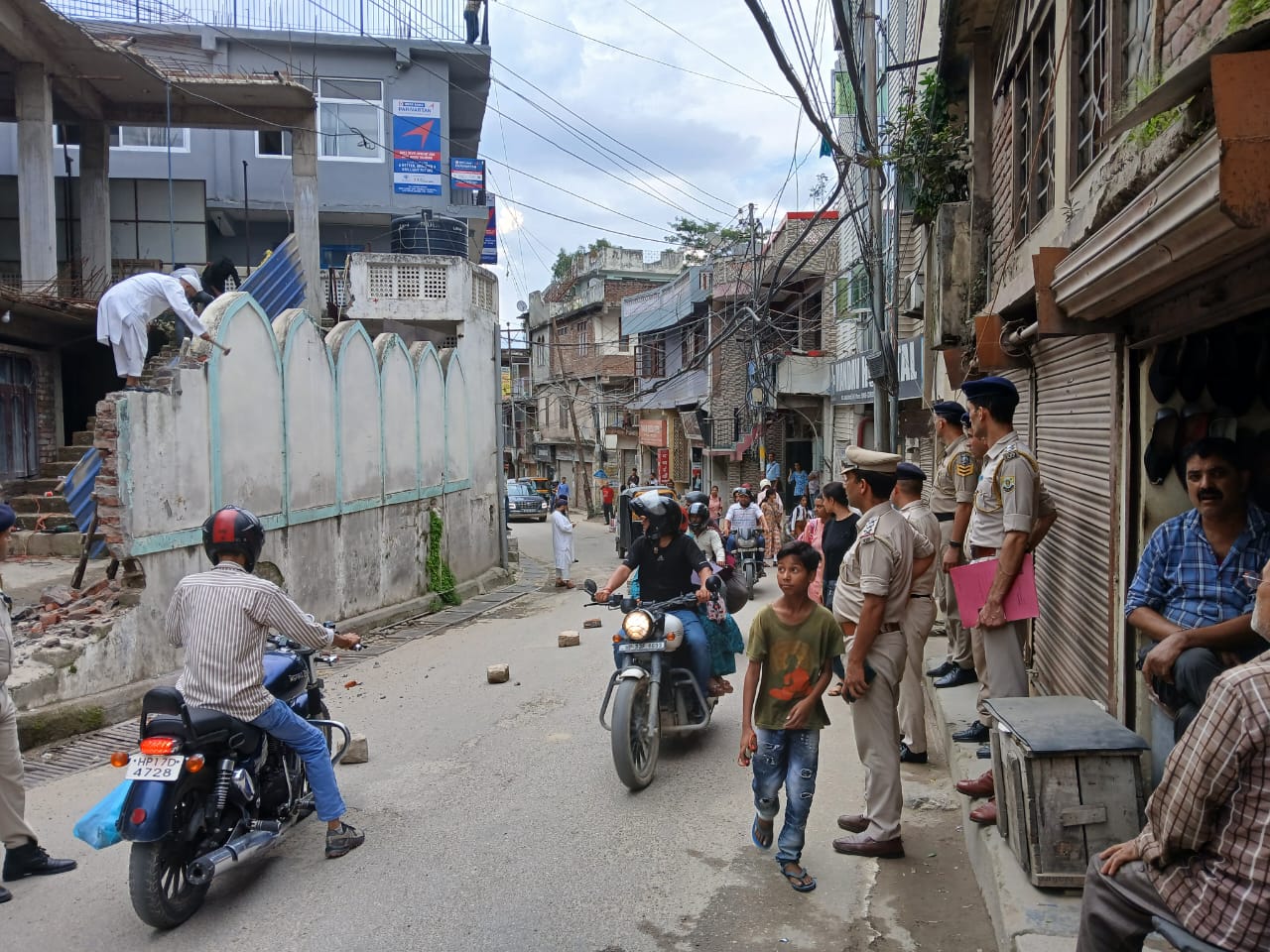 हिमाचल के मंडी में अवैध मस्जिद निर्माण को लेकर हिंदू संगठनों का उग्र प्रदर्शन, पुलिस ने दागे आंसू गैस के गोले; धारा 163 लागू।