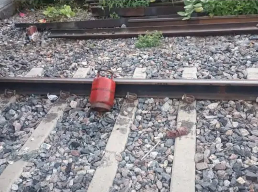 कानपुर में बड़ी साजिश नाकाम: रेल पटरी पर मिला LPG सिलेंडर, चालक की सूझबूझ से टला बड़ा हादसा।