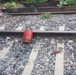 कानपुर में बड़ी साजिश नाकाम: रेल पटरी पर मिला LPG सिलेंडर, चालक की सूझबूझ से टला बड़ा हादसा।