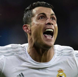 क्रिस्टियानो रोनाल्डो ने सोशल मीडिया पर रचा इतिहास, 100 करोड़ फॉलोअर्स के साथ बने दुनिया के पहले शख्स।