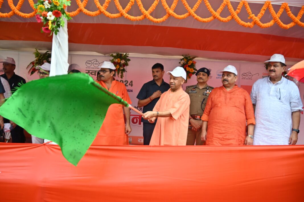 वाराणसी : मुख्यमंत्री योगी ने भारी बारिश के बीच ‘नमो प्लॉगेथॉन’ को दिखाई हरी झंडी, सैकड़ों वॉलिंटियर्स की बड़ी मुहिम!