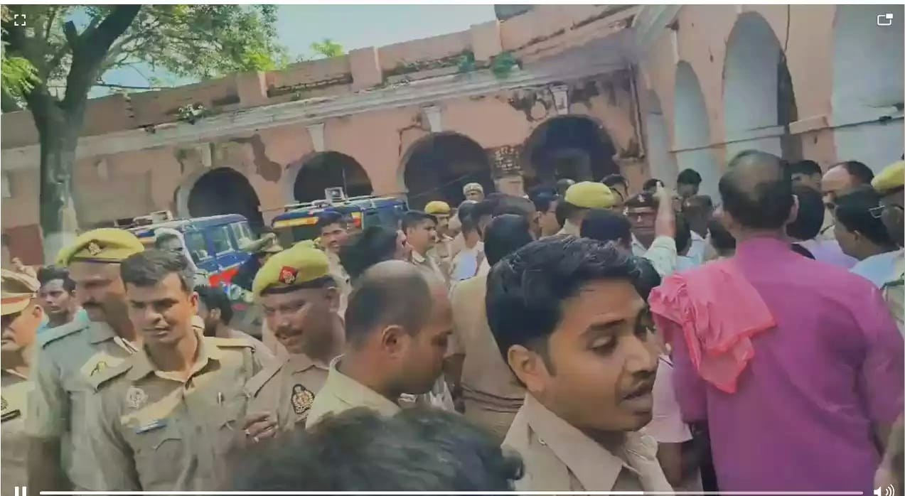 वाराणसी : रामनगर में रामलीला के दौरान अतिक्रमण हटाने पर बवाल, प्रवर्तन दल से दुकानदारों की हंगामेदार नोकझोंक