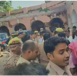 वाराणसी : रामनगर में रामलीला के दौरान अतिक्रमण हटाने पर बवाल, प्रवर्तन दल से दुकानदारों की हंगामेदार नोकझोंक