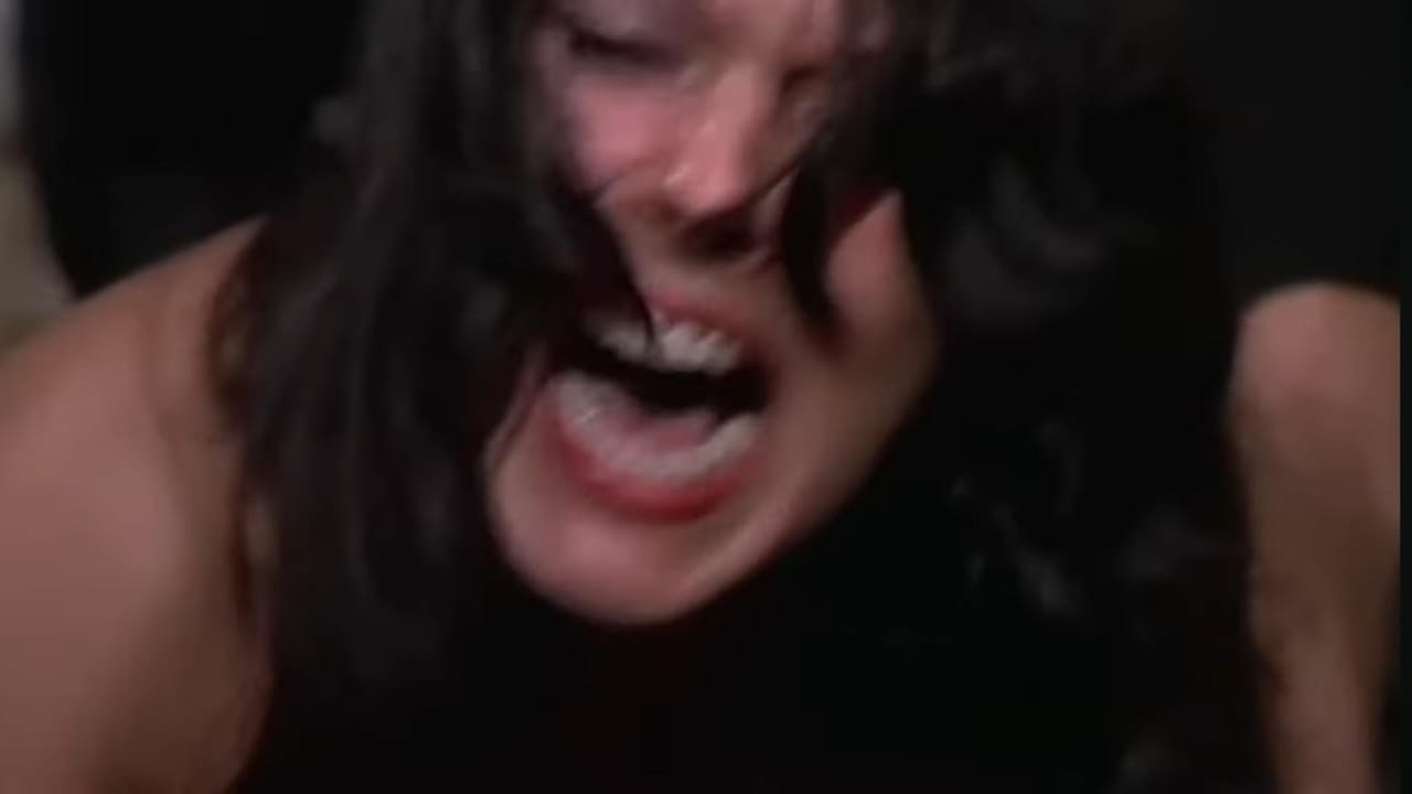 हर सीन घिनौना! दुनिया की एक ऐसी फिल्म जो 150 देशों में हुई बैन, डायरेक्टर की कर दी गई थी हत्या, मूवी देख बेहोश होने लगे थे लोग।