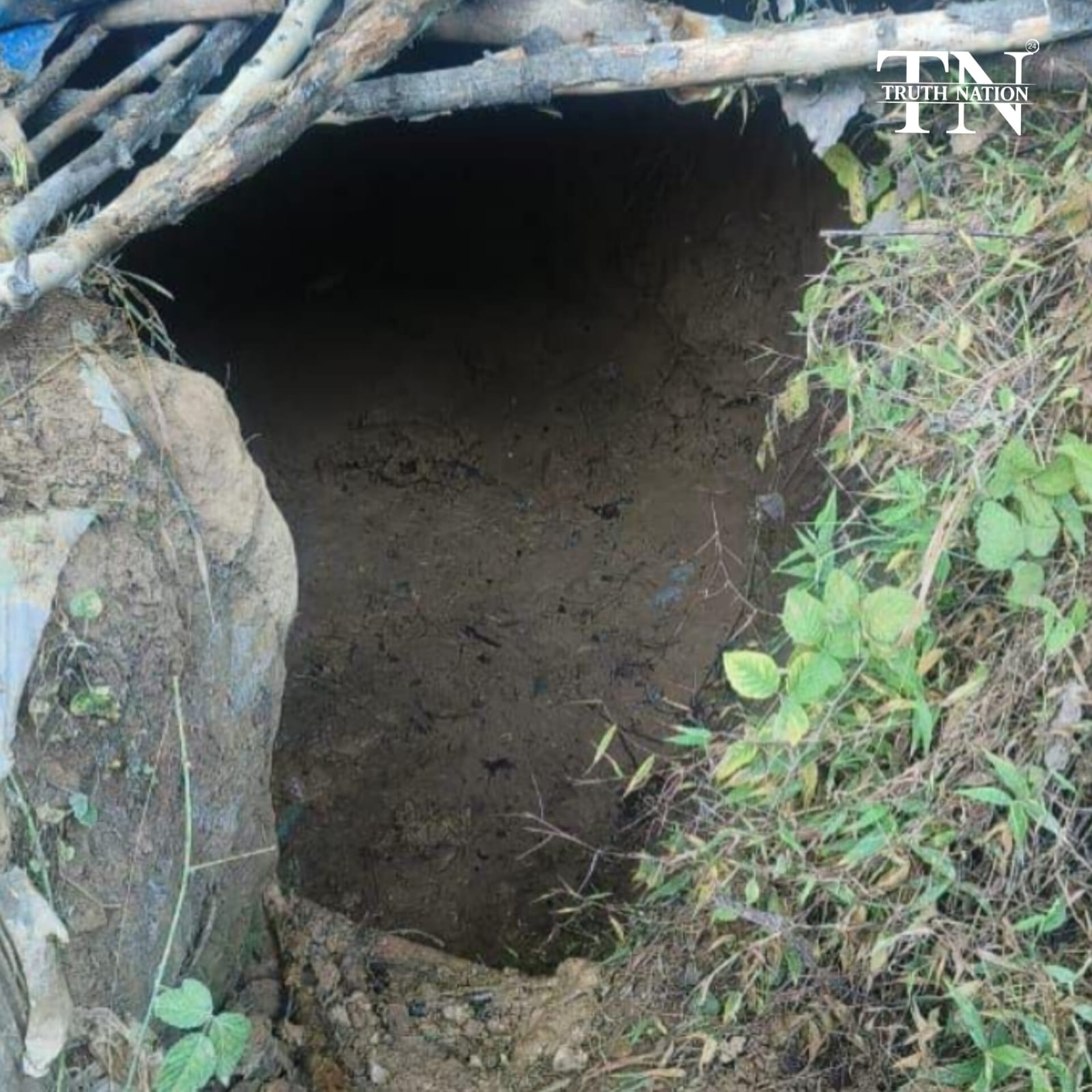 चुनावों को बाधित करने की साजिश: जम्मू-कश्मीर में LOC के पास मिली 10 फीट लंबी गुफा, सुरंग से हथियारों का बड़ा जखीरा बरामद।