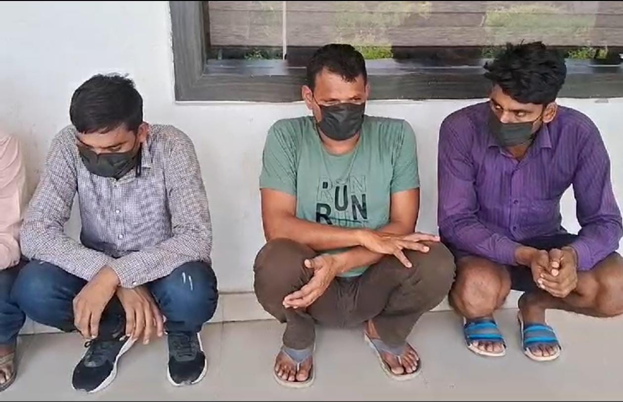 UP Crime : शख्स को रेप के मामले में फंसाया, धमकी देकर वसूला पैसा; अब हनीट्रैप का मास्टरमाइंड रिटायर्ड फौजी समेत 6 गिरफ्तार।