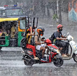 मध्यप्रदेश में अगले 32 घंटे होगी भारी बारिश, मौसम विभाग ने 28 जिलों के लिए जारी किया रेड अलर्ट।