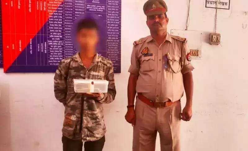 वाराणसी : सारनाथ पुलिस ने मोबाइल चोर को दबोचा, कब्जे से चोरी के दो मोबाइल बरामद।