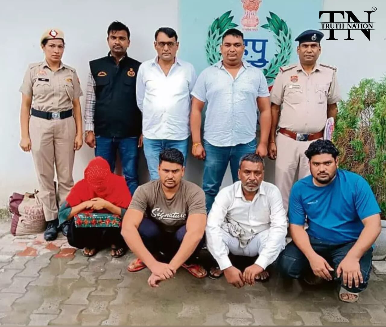 हरियाणा : चिकनी-चुपड़ी बातों में फंसाना, फिर सेक्स के लिए उकसाना, ‘हनीट्रैप’ में फंसाकर पैसे ऐंठने वाले गिरोह के पांच सदस्य गिरफ्तार!