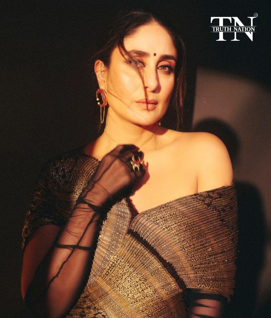 करीना कपूर ने बॉलीवुड में पूरे किए 25 साल, PVR के फेस्टिवल में गोल्डन-ब्लैक लुक से लूटी महफ़िल; देख फोटो गैलरी!