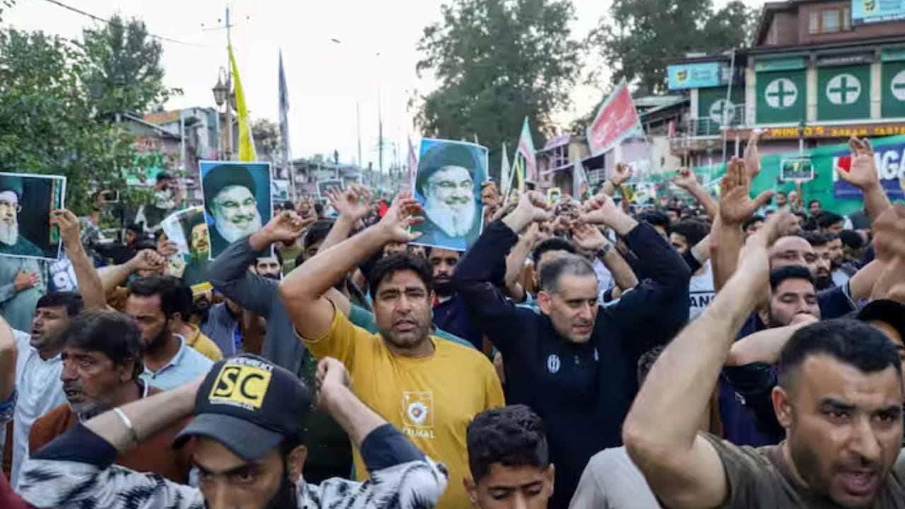 जम्मू-कश्मीर: बडगाम में हिज्बुल्लाह प्रमुख हसन नसरल्लाह की हत्या के विरोध में प्रदर्शन, महबूबा मुफ्ती ने रद्द किया चुनाव प्रचार।