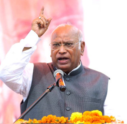 इतनी जल्दी मरने वाला नहीं', मंच पर भाषण देते समय कांग्रेस अध्यक्ष खरगे की बिगड़ी तबियत, पीएम पर किया कटाक्ष!