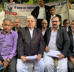 यूपी : कासगंज में महिला अधिवक्ता की अगवा कर हत्या, वाराणसी समेत पूरे यूपी में वकीलों का प्रदर्शन, प्रोटेक्शन एक्ट लागू करने व गिरफ्तारी की मांग।