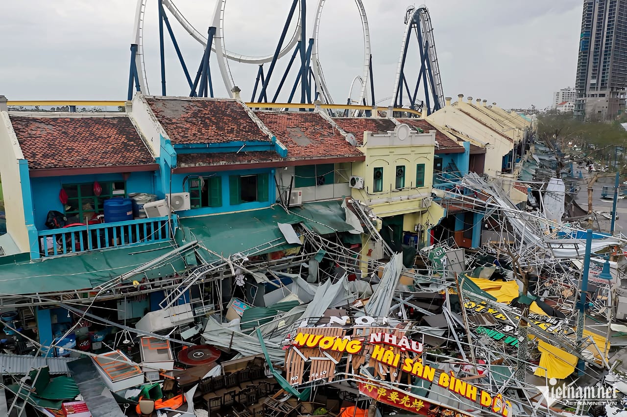 वियतनाम में तूफान से मरने वालों की संख्या हुई 59, 20 लोगों को ले जा रही बस बाढ़ के पानी में बही।