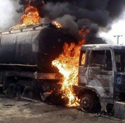 नाइजीरिया में ईंधन टैंकर और ट्रक की टक्कर में 48 लोगों की मौत, 50 मवेशी भी जिंदा जल गए।