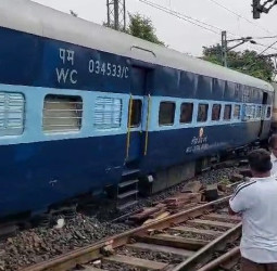 जबलपुर में ओवरनाइट एक्सप्रेस के दो कोच पटरी से उतरे, सभी यात्री सुरक्षित।
