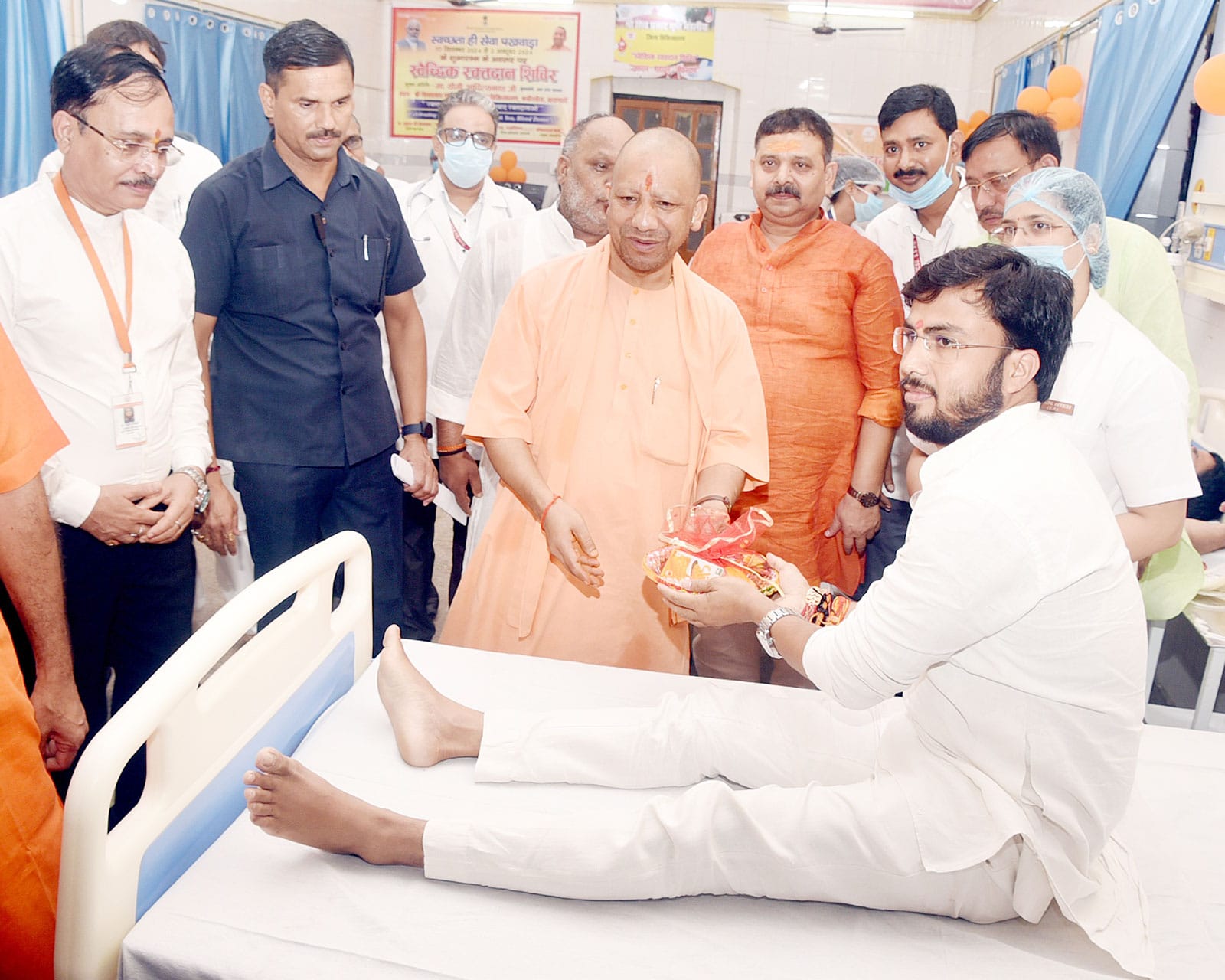 वाराणसी में CM योगी ने रक्तदान शिविर का किया शुभारंभ, वितरित किये फल!