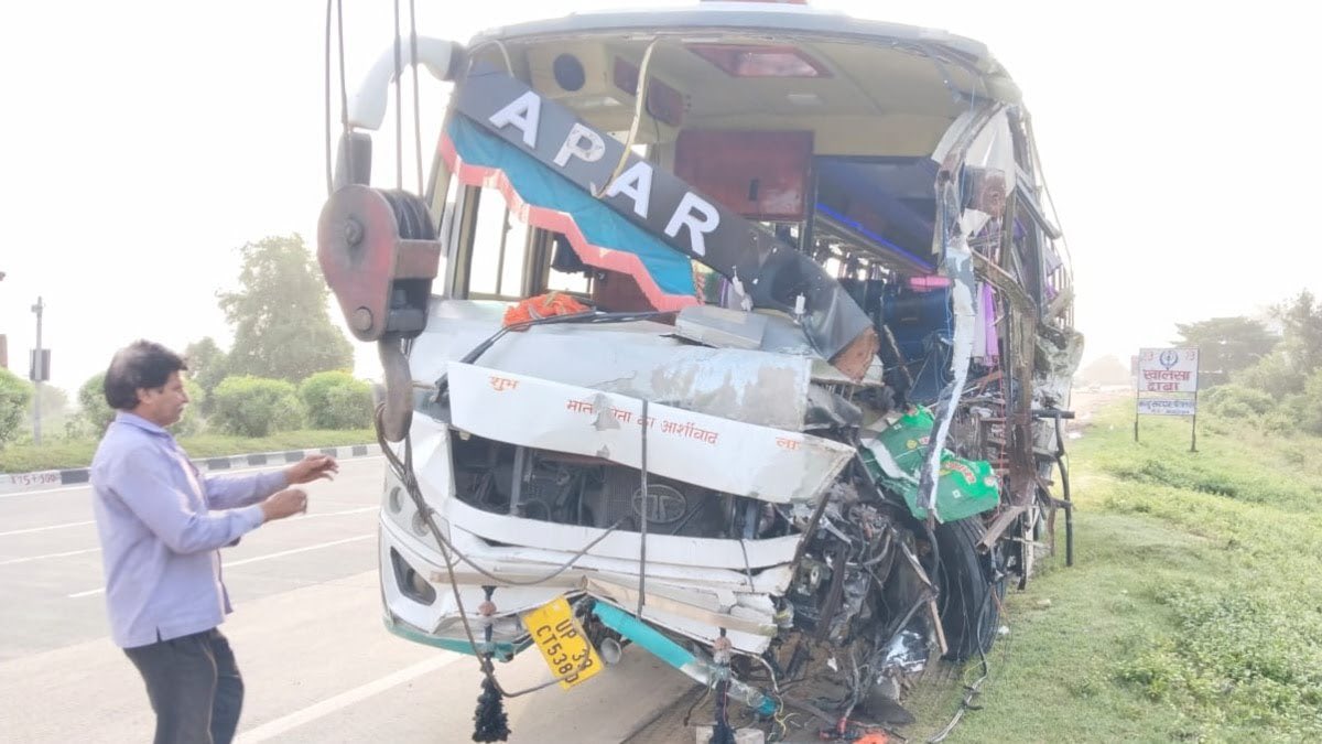 बिहार में भीषण सड़क हादसा: कैमूर में बस की ट्रक से टक्कर, तीन लोगों की मौत, चार घायल।