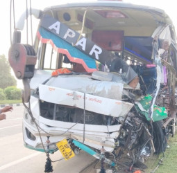 बिहार में भीषण सड़क हादसा: कैमूर में बस की ट्रक से टक्कर, तीन लोगों की मौत, चार घायल।