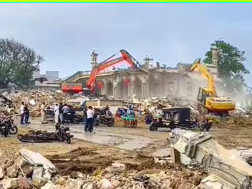 सोमनाथ मंदिर के पास सरकारी जमीन पर बने 9 धार्मिक स्ट्रक्चर पर चले बुलडोजर, 150 लोग हिरासत में।